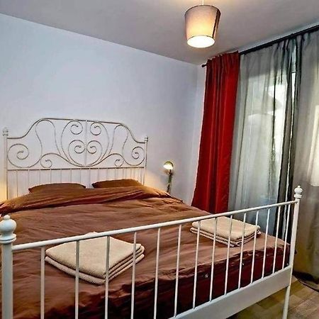 Poetry I Piata Victorei Bukarest Kültér fotó